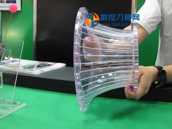 放电精密加工研究所开发出弯曲孔加工技术