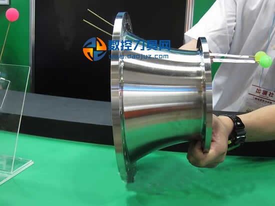 放电精密加工研究所开发出弯曲孔加工技术